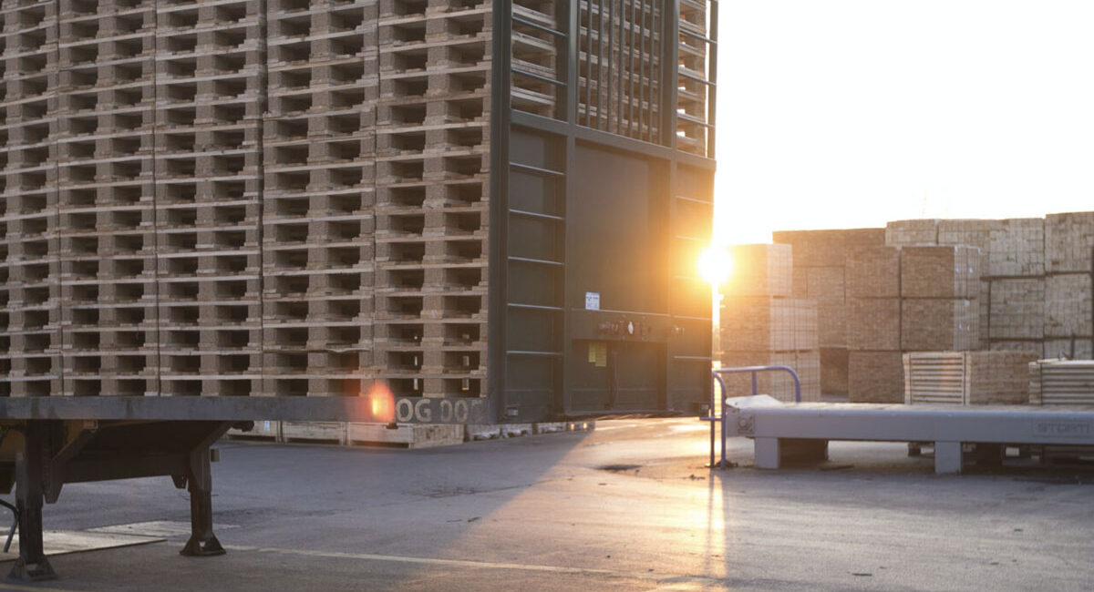 αποθήκη logistics με ξύλινες παλέτες