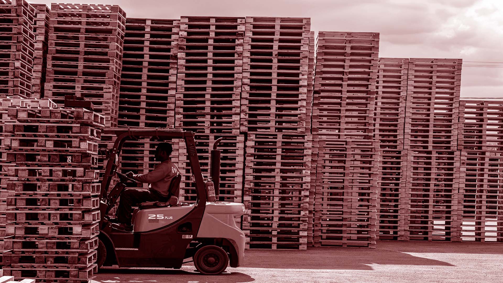 μεταχειρισμένες ξύλινες παλέτες για αποθήκευση και υποστήριξη εφοδιαστικής αλυσίδας