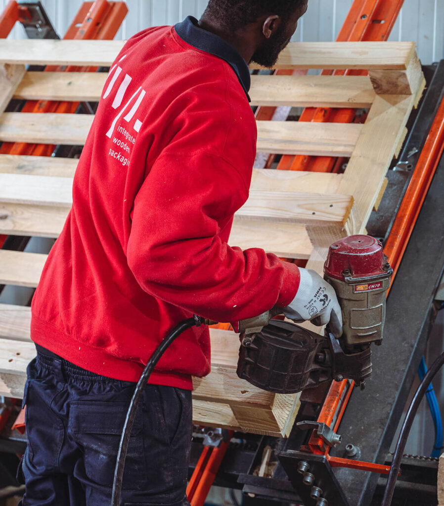 παραγωγή ξύλινων παλετών στις σύγχρονες εγκαταστάσεις της IWP Παπαδερός